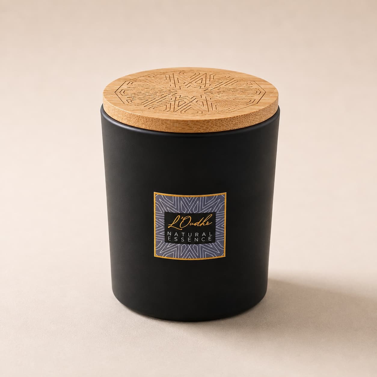 De Wellness Retreat kaars: een matzwarte pot met een leigrijs met gouden zellige-label, afgesloten met een gegraveerd houten deksel.