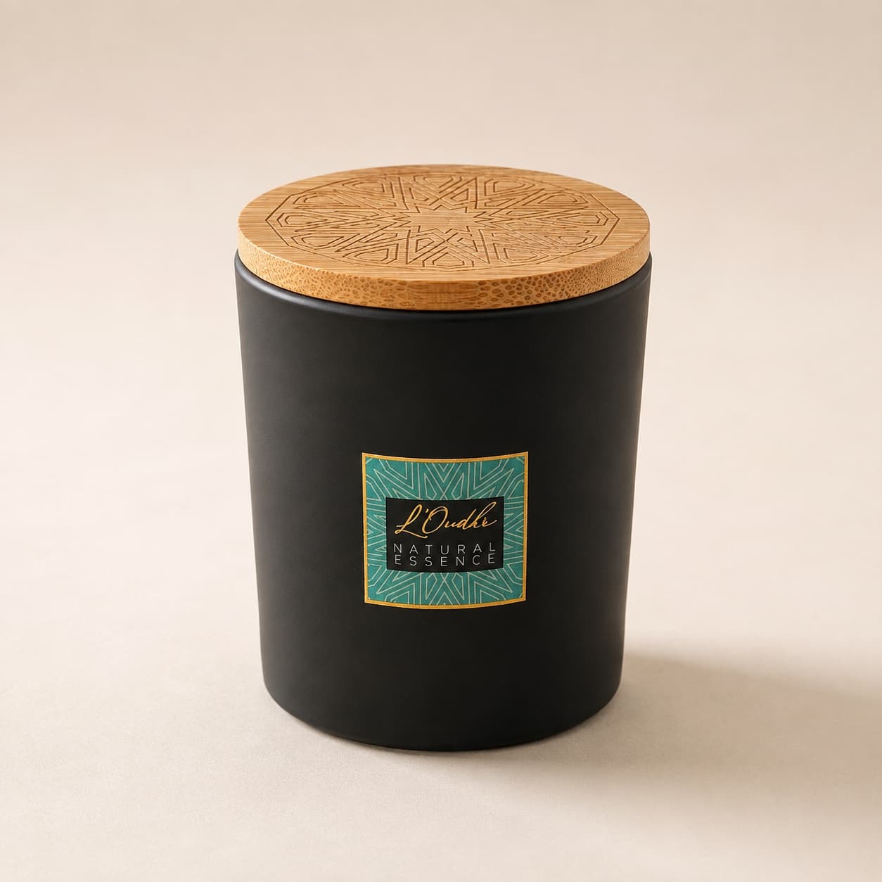 De Mindful Moment kaars: een matzwarte pot met een turquoise met gouden zellige-label, afgesloten met een gegraveerd houten deksel.